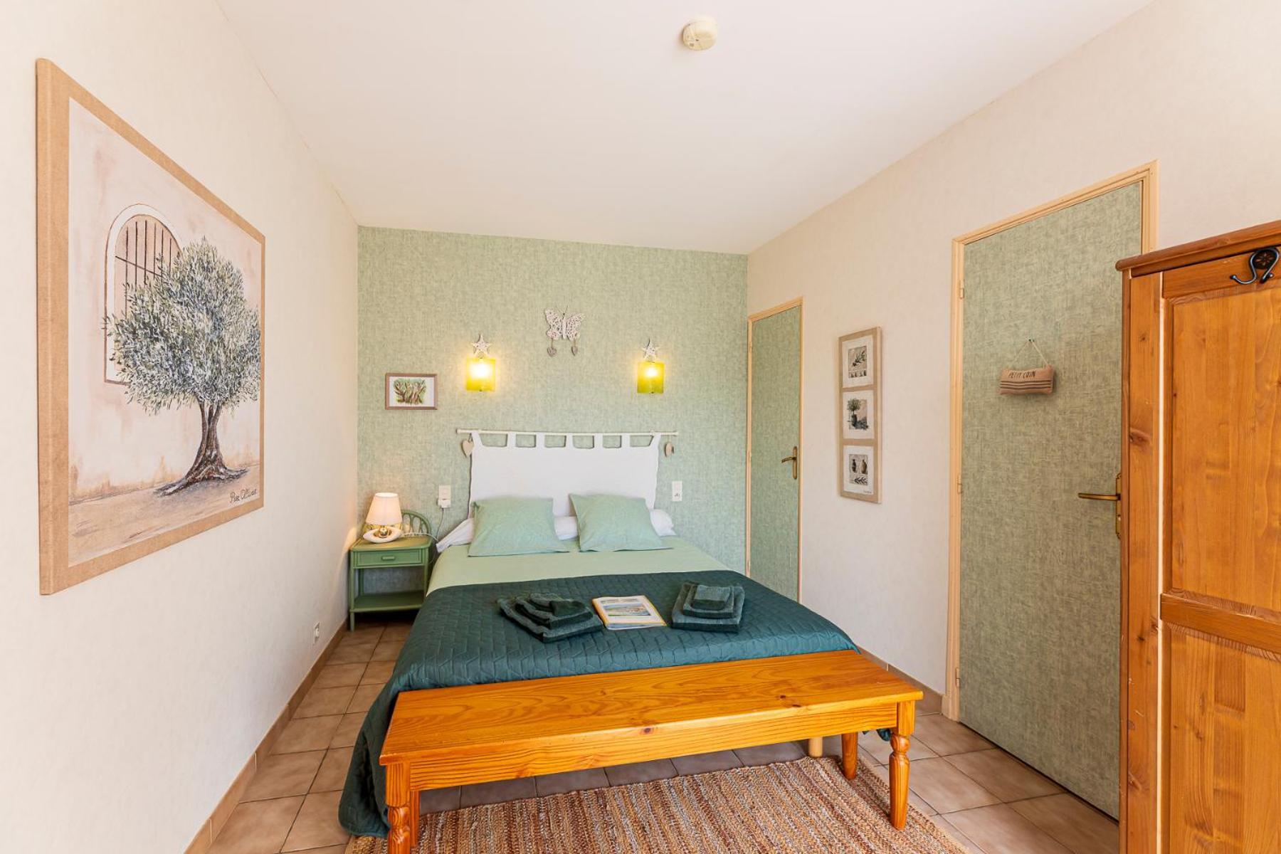 Bed and Breakfast La Bastide Des Roses Saint-Julien-d'Asse Exterior foto